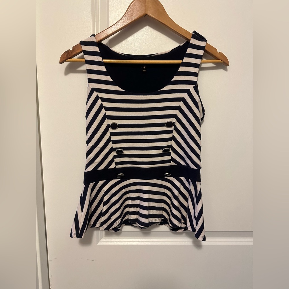 Monteau stripe knit peplum top. Sleeveless w buttons. Flattering.